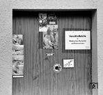 Die Postwertzeichen-"Verschleißstelle" ist nichts anders als ein amtlicher österreichischer Begriff für den "Letztverkäufer im Handel", als auf gut deutsch den "Einzelhändler" (gesehen in Grünburg). Die österreichische Post definiert heute noch die allgemeine Vertragsbestimmungen für den "Verschleiß": "Verschleiß ist der Verkauf von Postwertzeichen und Telefonwertkarten bzw. anderer von der Post angebotenen Gegenstände durch den Verschleißer in seinem Namen und auf seine Rechnung an den Endkunden. Als Verschleißer im Sinne dieser Bestimmungen gelten selbstständige oder nicht-selbstständige Tabaktrafikanten, die gemäß Tabakmonopolgesetz 1968 sowie den „Allgemeinen Vertragsbedingungen für Tabaktrafikanten“ zur Führung einer Trafik berechtigt sind." Alles klar? (01.01.1980) <i>Foto: Karsten Risch</i>