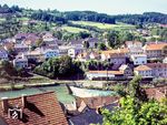 Blick von der Nachbargemeinde Steinbach auf einen Personenzug nach Molln, der mit einer 298 an der Steyr entlang durch Untergrünburg fährt. (08.1977) <i>Foto: Karsten Risch</i>