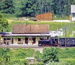 298.52 fährt mit einem Personenzug aus Garsten in die Station Grünburg ein. Der Zug endet hier. Für die Fahrgäste geht es mit dem Bus weiter nach Klaus. (08.1977) <i>Foto: Karsten Risch</i>