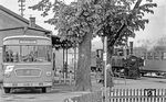 Der Schienenersatzverkehr von Grünburg nach Molln und Klaus war der Anfang vom Ende der Steyrtalbahn. Am 29. März 1980 wurde der Gesamtverkehr auf dem Abschnitt Molln–Klaus stillgelegt, es folgte am gleichen Tag der Abschnitt Grünburg–Molln und am 1. März 1982 Garsten–Grünburg. 298.51 setzt im Bahnhof Grünberg an den Zug P 3666 nach Garsten um. (08.1980) <i>Foto: Karsten Risch</i>
