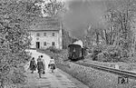 Abschied von der Steyrtalbahn mit Zug P 3667 nach Grünberg, der mit Lok 298.51 soeben die Haltestelle Letten bei Aschach an der Steyr verlassen hat.  (08.1980) <i>Foto: Karsten Risch</i>