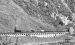 044 268 (Bw Koblenz-Mosel) hat soeben den Prinzenkopf-Tunnel verlassen und fährt nun über das bekannte Pündericher Hangviadukt. (16.10.1971) <i>Foto: Burkhard Wollny</i>