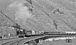 Über das Pündericher Hangviadukt nähert sich 044 268 vom Bw Koblenz-Mosel mit einem Durchgangsgüterzug nach Ehrang. (16.10.1971) <i>Foto: Burkhard Wollny</i>