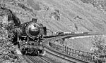 Der Pündericher Hangviadukt ist etwa zehn Meter hoch und weist 92 Bögen bei einer Länge von 786 m auf. 1880 wurde es fertiggestellt. Anfang der 1970er Jahre wurden bei der Elektrifizierung der Moselstrecke die Gleise auf dem Viadukt tiefer gelegt. Dies war erforderlich, weil das Niveau der Brückengleise an das der Gleise im anschließenden Prinzenkopftunnel angepasst werden musste. 044 268 nähert sich mit einem Güterzug nach Ehrang dem damals noch existierenden Bahnhof Pünderich. (16.10.1971) <i>Foto: Burkhard Wollny</i>