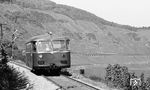 Aus Traben-Trarbach kommend erhält ein VT 95 Einfahrt in den Bahnhof Pünderich (Hp 2 mit 30 km/h). Rechts ist das Pündericher Hangviadukt zu sehen. (16.10.1971) <i>Foto: Burkhard Wollny</i>