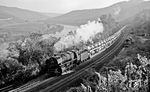 044 385 (Bw Ehrang) mit einem Autozug französischer Produktion bei Pünderich. (16.10.1971) <i>Foto: Burkhard Wollny</i>