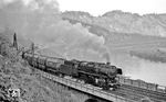 044 670 (ex 44 1668 vom Bw Koblenz-Mosel) mit einem der berüchtigten Stemi-Kokszüge im Moseltal bei Pünderich. (16.10.1971) <i>Foto: Burkhard Wollny</i>