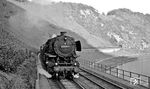 044 888 (Bw Koblenz-Mosel) mit einem beachtlich langen Güterzug, der fast bis in den Prinzenkopf-Tunnel reicht, auf dem Pündericher Hangviadukt. (16.10.1971) <i>Foto: Burkhard Wollny</i>
