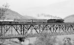 Aus dem Prinzenkopf-Tunnel kommend rollt 044 143 über die Bullayer Moselbrücke in den Bahnhof Bullay (DB) ein.  (16.10.1971) <i>Foto: Burkhard Wollny</i>