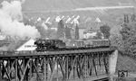 044 953 bringt einen Güterzug in der Ausfahrt aus dem Bahnhof Bullay in Fahrt und erreicht die 314 Meter lange Moselbrücke, die in den Jahren 1875–1878 errichtet wurde. (16.10.1971) <i>Foto: Burkhard Wollny</i>