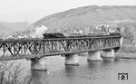 Die Ehranger 044 953 mit einem Güterzug auf der Bullayer Doppelstockbrücke über die Mosel. (16.10.1971) <i>Foto: Burkhard Wollny</i>