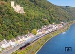 Am 1. Oktober 2025 starteten 01 1104 und 01 1075 anlässlich des Jubiläums "30 Jahre Eisenbahn-Romantik-Reisen und 100 Jahre Baureihe 01" zu einer großen sechstägigen Deutschlandfahrt, auf der sechs verschiedene Dampfloks zum Einsatz kamen. Unterhalb der Burg Stolzenfels fährt der Sonderzug durch Koblenz-Stolzenfels. (01.10.2025) <i>Foto: Joachim Schmidt</i>