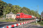 Bei Rhens überlebte ein für die Rheinstrecke früher typisches Schrankenpostengebäude als Pizza-Bude. 187 195 passieret mit dem von der Rechten Rheinstrecke umgeleiteten EZ 51360 (Gremberg Rbf - Mannheim Rbf) den Bü an der Brunnenstraße. (01.10.2025) <i>Foto: Atijana Schmidt</i>