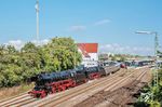 01 1104 und 01 1075 verlassen mit dem Sonderzug aus Köln den Bahnhof Bad Kreuznach. (01.10.2025) <i>Foto: Atijana Schmidt</i>