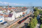 Eine Besonderheit in Bad Kreuznach ist das älteste Radon-Sole-Bad der Welt. Darüber hinaus gibt es hier ein Rheumazentrum und Kurbetrieb mit Wellness-Tourismus. Wer sich also von anstrengenden Dampflokfahrten wie hier mit 01 1104 und 01 1075 erholen will, ist in Bad Kreuznach bestens aufgehoben. (01.10.2025) <i>Foto: Joachim Schmidt</i>