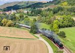 Bei Dielkirchen legen sich 01 1104 und 01 1075 in die Kurve. (01.10.2025) <i>Foto: Joachim Schmidt</i>