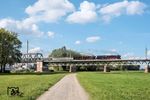 Nachdem der Sonderzug einen großen Bogen über Neustadt (Weinstraße), Ludwigshafen und Mannheim genommen hatte, überquerte er am späten Nachmittag bei Worms den Rhein. (01.10.2025) <i>Foto: Joachim Schmidt</i>