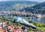 Am nächsten Morgen dampfen 01 1075 und 01 1104 zum nächsten Etappenziel nach Nördlingen durch Klingenberg am Main. (02.10.2025) <i>Foto: Joachim Schmidt</i>