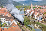 01 1075 und 01 1104 fahren durch die historische Altstadt von Wertheim an der Mündung der Tauber in den Main. (02.10.2025) <i>Foto: Joachim Schmidt</i>