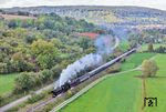 Durch das aus Laudaer 23er-Zeiten bekannte Taubertal geht es für 01 1075 und 01 1104 bei Weikersheim vorbei. (02.10.2025) <i>Foto: Joachim Schmidt</i>