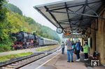 Eine Woche zuvor erinnerte 23 058 mit einem Sonderzug an das 50 Jahre zurückliegende Dampfende im Taubertal. Wie in alten Zeiten fährt der Sonderzug Dz 27797 von Würzburg nach Crailsheim in Niederstetten ein. Da musste sogar die ansonsten an dem Ereignis unbeteiligte Rentnerfraktion zum Smartphone greifen. (27.09.2025) <i>Foto: Atijana Schmidt</i>