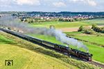 Auf der Hohenloher Ebene bei Schrozberg sind 01 1075 und 01 1104 mit ihrem Sonderzug aus Darmstadt unterwegs. (02.10.2025) <i>Foto: Joachim Schmidt</i>