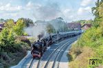 Durch den frisch "sanierten" Bahnhof Rot am See, bei dem u.a. ein Elektronisches Stellwerk errichtet wurde, rollen 01 1075 und 01 1104. In diesem Zusammenhang wurde das Gleis 3 und drei Weichen zurückgebaut, ein neuer Mittelbahnsteig errichtet und die Station barrierefrei ausgebaut. Der Rück-/Umbau kostete insgesamt 14,5 Millionen Euro. (02.10.2025) <i>Foto: Atijana Schmidt</i>
