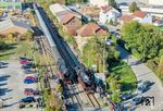 Fotoaufstellung von 01 1075 neben 01 1104 im Bahnhof Satteldorf. (02.10.2025) <i>Foto: Joachim Schmidt</i>
