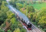 Der Bahnhof Goldshöfe ist der letzte Bahnhof, der auf der Oberen Jagstbahn zwischen Crailsheim und Aalen noch Formsignale besitzt, die durch zwei mechanische Stellwerke bedient werden. Eine Besonderheit ist die Einrichtung des Gleiswechselbetriebs mit Formsignalen. 01 1104 rollt an dieser Signalkombination vorbei. (02.10.2025) <i>Foto: Joachim Schmidt</i>