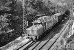 Die Aschaffenburger E 94 276, ein Nachkriegsbau von Krauss-Maffei aus dem Jahr 1954, fährt mit einem Ganzzug durch den Bahnhof Heigenbrücken. (05.1962) <i>Foto: Karl-Ernst Maedel</i>