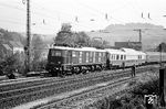 E 18 37 vom Bw Nürnberg Hbf befördert den E 683 (Regensburg - Frankfurt/M) in Heigenbrücken. Hinter der Lok wird ein Dome-Car AD4üm-62-Wagen für den neuen "Rheingold" überführt. (05.1962) <i>Foto: Karl-Ernst Maedel</i>