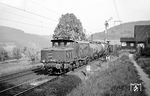 E 94 267 als Schiebelok an einem Güterzug beim Block Hain zwischen Laufach und Heigenbrücken, übrigens eine Illustration, die sich in Maedels Klassiker "Giganten der Schiene" wiederfindet. Am 15. Juni 2017 ging die alte Spessartrampe außer Betrieb. Die 420 Millionen Euro teure neue Trasse ist zwar knapp einen Kilometer kürzer, die nur gering reduzierte Steigung (21 statt 21,7 Promille) hat jedoch zur Folge, dass schwere Güterzüge statt des alten Schiebebetriebs nun über die Strecke Aschaffenburg–Fulda bis Schlüchtern und die Verbindungskurve nach Elm und weiter über Jossa nach Gemünden einen Umweg von rund 100 km fahren müssen. (05.1962) <i>Foto: Karl-Ernst Maedel</i>