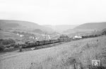 Auf dem Weg zum Scheitelpunkt der westlichen Spessartrampe am Schwarzkopftunnel schiebt E 94 267 einen Güterzug zwischen Laufach und Hain im Spessart nach. (05.1962) <i>Foto: Karl-Ernst Maedel</i>