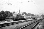 E 18 25 (Bw Regensburg) fährt mit dem F 21 "Rheinpfeil" (München - Dortmund) durch den Bahnhof Laufach. An der Zugspitze und am Zugschluss laufen die Kurswagen des neuen "Rheingolds" Typ Ap4üm-62 mit, die in Duisburg auf den F 9 nach Hoek van Holland umgestellt wurden. (05.1962) <i>Foto: Karl-Ernst Maedel</i>