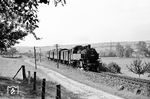 64 306 (Bw Aschaffenburg) mit N 3835 nach Heimbuchenthal bei Schippach. Die Masten der Fernmeldeleitungen der im äußersten Nordwesten Bayerns gelegenen Lokalbahn stammen noch aus der bayerischen Länderbahnzeit und sind in dieser Konstellation bildlich kaum dokumentiert worden. (08.1962) <i>Foto: Karl-Ernst Maedel</i>