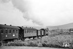 Der P 3837 nach Heimbuchenthal verlässt Eschau-Mönchberg und wird in zwei Minuten in Eschau-Sommerau einen erneuten Halt haben. (08.1962) <i>Foto: Karl-Ernst Maedel</i>