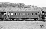 Während der Aufenthalte im Endbahnhof Heimbuchenthal blieb genügend Zeit, sich auch den alten Reisezugwagen zu widmen, die die beschauliche Nebenbahn-Romantik unterstrichen. Den Anfang machte der bayerische B3ie "97407 Nür". (08.1962) <i>Foto: Karl-Ernst Maedel</i>