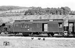 Der kombinierte Post-/Gepäckwagen "102524 Nür" wurde als PwPosti-34 ab 1934 in 50 Exemplaren gebaut. Das Postabteil wurde zum Aufnahmezeitpunkt sogar noch genutzt. Das Bild mit dem freilaufenden Federvieh entstand im Bahnhof Heimbuchenthal. (08.1962) <i>Foto: Karl-Ernst Maedel</i>