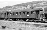 Der B3i-Wagen "092586 Nür" ist ein früherer C3i Bay 99a, ein dreiachsiger Personenwagen mit offenen Einstiegsbühnen und Holzsitzbänken. Die "Null" vor der Wagennummer weist daraufhin, dass der Wagen älter als 40 Jahre ist. Er stammt aus dem Jahr 1922, seine Konstruktion geht sogar auf das Jahr 1899 zurück. Im Sommer 1962 zählte er zu den letzten Vertretern seiner Bauart. (08.1962) <i>Foto: Karl-Ernst Maedel</i>