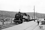 Wochenendverkehr in der Wetterau: Am Samstag, den 28. Juli 1962, ist 86 862 vom Bw Friedberg (Hess) im Bahnhof Büdesheim (Oberhess) angekommen und fährt nun mit P 3773 nach Stockheim (Oberhess) ab. Nachdem die wenigen Reisenden den Bahnhof verlassen haben, kehrt wieder die beschauliche Wochenendruhe ein. (28.07.1962) <i>Foto: Karl-Ernst Maedel</i>