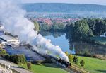 Am dritten Tag der Deutschlandtour organisierte das Bayerische Eisenbahnmuseum Nördlingen (BEM) eine Fotoveranstaltung mit den beiden 01 066 und 01 180. 01 066 dampft am frühen Morgen an der Wörnitz bei Wilburgstetten vorbei. (03.10.2025) <i>Foto: Joachim Schmidt</i>