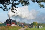 Die sechstägige Deutschlandreise mit allen aktuell einsatzfähigen Dampfloks der Baureihe 01 hatte sich nicht nur hierzulande herumgesprochen. Selbst aus Japan reiste diese Reisegruppe an, um das Ereignis festzuhalten. 01 066 ist bei Wilburgstetten unterwegs. (03.10.2025) <i>Foto: Joachim Schmidt</i>