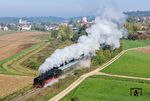 Bei Fremdingen am Nordrand des Nördlinger Rieses ist 01 066 mit dem Jubiläums-Sonderzug unterwegs. (03.10.2025) <i>Foto: Joachim Schmidt</i>