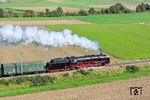 01 066 bei Möttingen. Der "Postwagen" 49 80 120 0201-6 D-GfE Post2 ss-t/13 hinter der Lok diente der Stromversorgung.  (03.10.2025) <i>Foto: Joachim Schmidt</i>