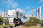 01 066 fährt durch das 1889 gegründete Märker-Zementwerk in Harburg (Schwaben). (03.10.2025) <i>Foto: Joachim Schmidt</i>