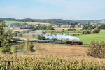 Zwischen Wörnitzstein und Donauwörth ist 01 066 mit ihrem Sonderzug unterwegs. (03.10.2025) <i>Foto: Atijana Schmidt</i>