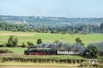 01 066 räuchert bei Wörnitzstein vorbei. Im Hintergrund ist die Wörnitzbrücke der Hauptstrecke Donauwörth–Treuchtlingen zu sehen. (03.10.2025) <i>Foto: Atijana Schmidt</i>
