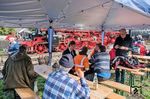 Während die einen noch arbeiten mussten, genossen andere bereits eine kleine Imbisspause im BEM in Nördlingen. Im Hintergrund steht 01 1104. (03.10.2025) <i>Foto: Joachim Schmidt</i>