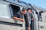 Am späten Nachmittag verließ 01 1104 mit dem Jubiläumssonderzug das Bayerische Eisenbahnmuseum in Richtung Nürnberg. Die wichtigsten Protagonisten bereiten sich in Nördlingen auf die Abfahrt vor. (03.10.2025) <i>Foto: Joachim Schmidt</i>