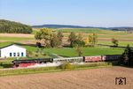 01 066 kurz vor Wassertrüdingen. Hinter Lok ist der Aufenthaltswagen des Faszination Dampfpersonals eingestellt, der „polnischer Hecht“ mit der Nummer 51 80 20-11 104-4 der Bauart  Büe 371. Dahinter läuft der Werkstattwagen Gbs-uv 254 47 80 152 9 0003-2.  (03.10.2025) <i>Foto: Joachim Schmidt</i>